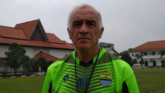 Pelatih Persib Bandung, Roberto Carlos Mario Gomez.