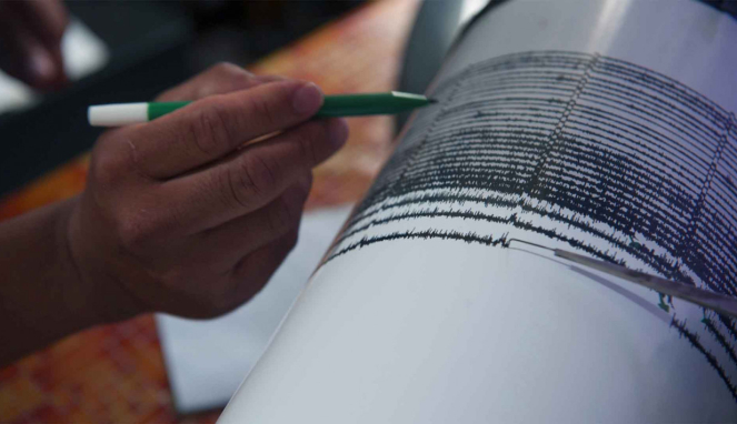 Mesin seismograf membaca gempa