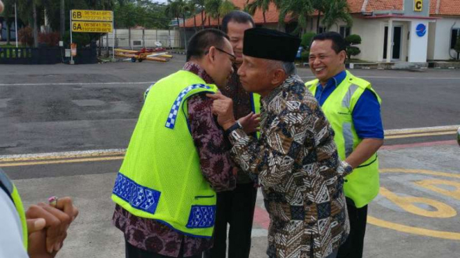 Ketua Dewan Pembina PAN Amien Rais (kanan) bertemu Sudirman Said di Bandara Ahmad Yani, Semarang, pada Jumat, 15 Desember 2017.