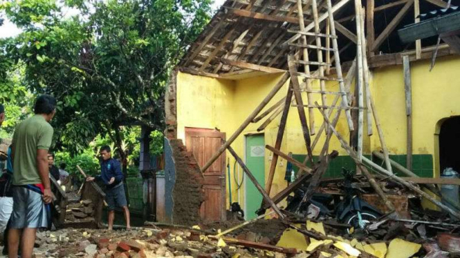 Satu rumah warga rusak terdampak guncangan gempa bumi di Kabupaten Tasikmalaya, Jawa Barat, pada Sabtu pagi, 16 Desember 2017.