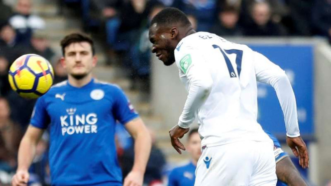 Penyerang Crystal Palace, Christian Benteke (kostum putih)