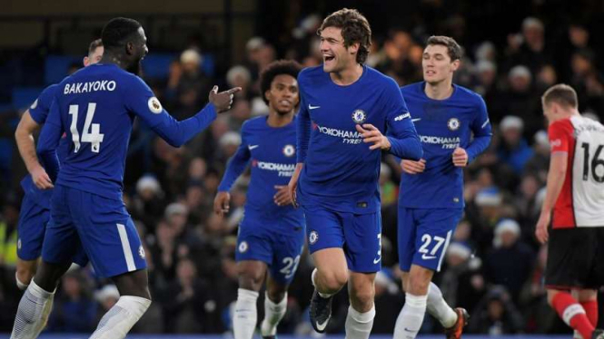 Para pemain Chelsea merayakan gol.