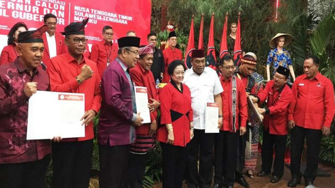Ketua Umum PDIP Megawati Soekarnoputri bersama sejumlah Cagub dari PDIP