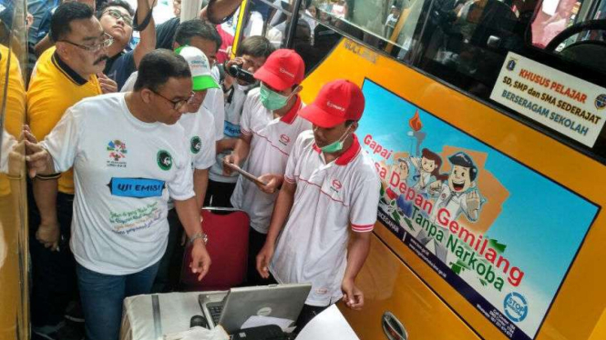 Gubernur DKI Jakarta, Anies Baswedan, saat menghadiri acara uji emisi gratis.