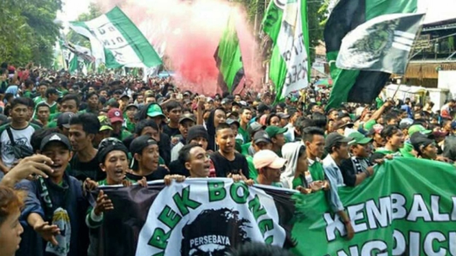 Ribuan Bonek pendukung Persebaya gelar aksi demo di Taman Bungkul, Surabaya