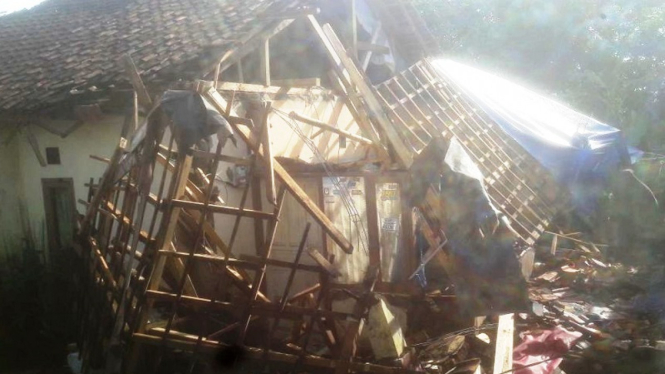 Kerusakan bangunan akibat gempa bumi di Garut, Jawa Barat.