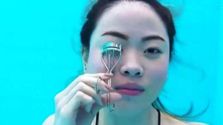 Youtuber Lakukan Aksi Ekstrem, Dandan di Dalam Air