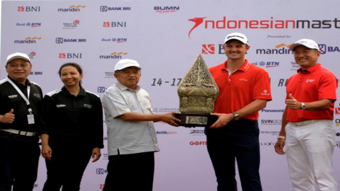 Justin Rose (tengah) juara Indonesian Masters 2017