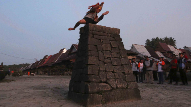 Melihat Lebih Dekat Aksi Lompat Batu di Nias