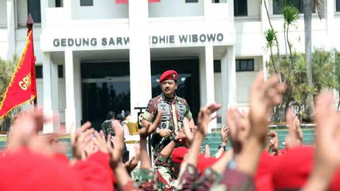 Panglima TNI Marsekal TNI Hadi Tjahjanto menerima brevet Kopassus