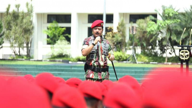 Panglima TNI Marsekal TNI Hadi Tjahjanto menerima brevet Kopassus