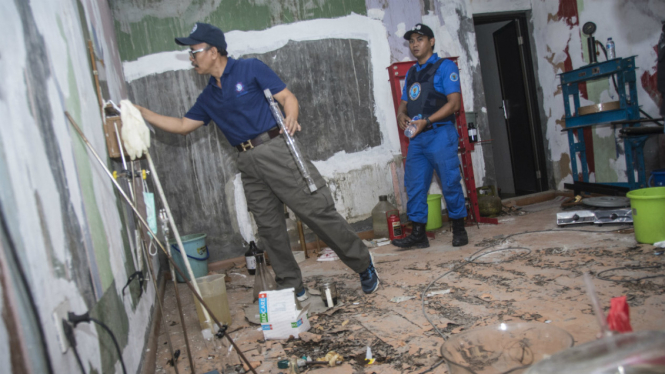 Petugas Badan Narkotika Nasional (BNN) memeriksa laboratorium pembuatan narkoba saat dilakukan penggerebekan di Diskotek MG, Jalan Tubagus Angke, Jakarta, Minggu (17/12).