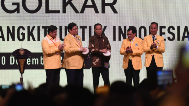 Presiden Joko Widodo bersama Ketua Umum Partai Golkar Airlangga Hartarto memukul Tifa saat membuka Musyawarah Nasional Luar Biasa (Munaslub) Partai Golkar di Jakarta, Senin (18/12/2017).