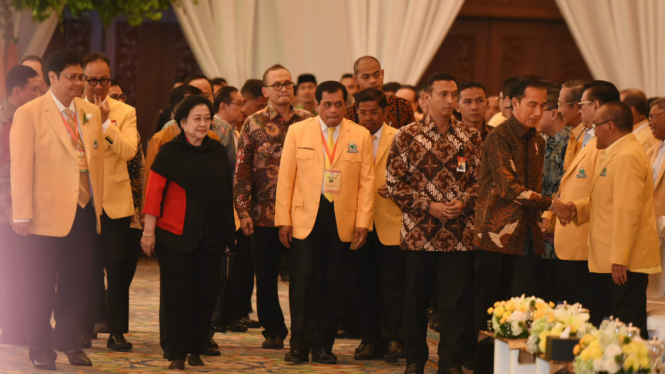 Presiden Joko Widodo menyalami Ketua Dewan Pembina Golkar Aburizal Bakrie didampingi Ketua Umum Partai Golkar Airlangga Hartarto saat menghadiri pembukaan Musyawarah Nasional Luar Biasa (Munaslub) Partai Golkar di Jakarta, Senin (18/12). 