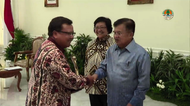 Wakil Presiden Jusuf Kalla menyerahkan Proper Emas ke Pertamina EP.
