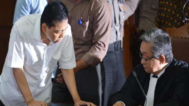 Terdakwa kasus korupsi e-KTP Setya Novanto berbicara dengan kuasa hukumnya