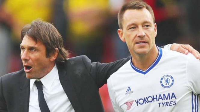 Manajer Chelsea, Antonio Conte dan eks kapten The Blues, John Terry.