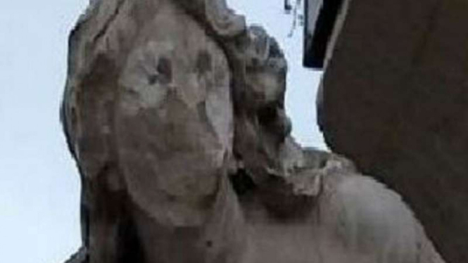 Kondisi wajah patung di Aljazair setelah seorang pria mencoba menghancurkannya.