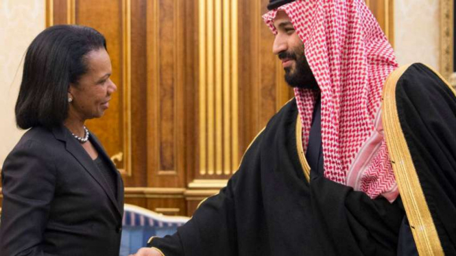 Pangeran Saudi Mohammed bin Salman saat menerima bekas Menlu AS Condoleezza Rice