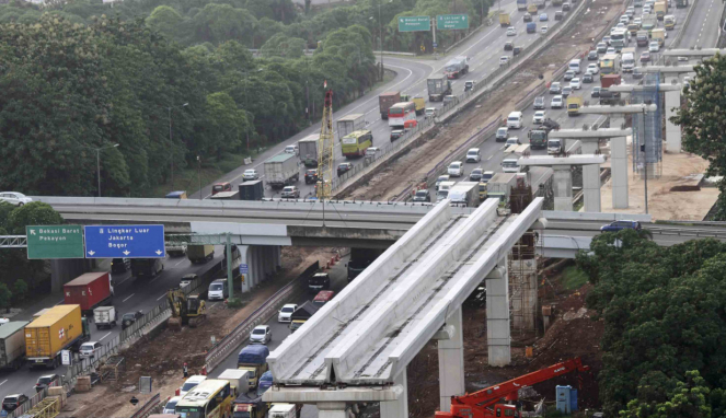 Proyek pembangunan LRT di Tol Cikampek beberapa waktu lalu.