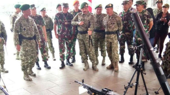 Panglima TNI Marsekal Hadi Tjahjanto saat kunjungan ke markas Kostrad.