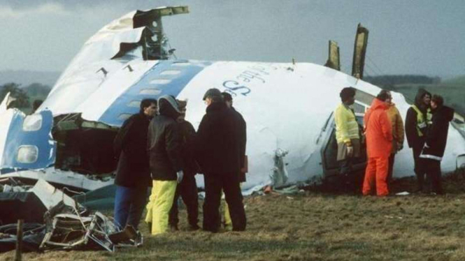 Pesawat Pan Am jatuh di Lockerbie, Skotlandia, setelah dibom pada 21 Desember 1988.