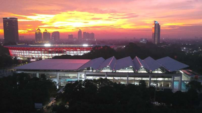 Stadion Akuatik Baru GBK (depan) dengan latar Stadion Utama Gelora Bung Karno