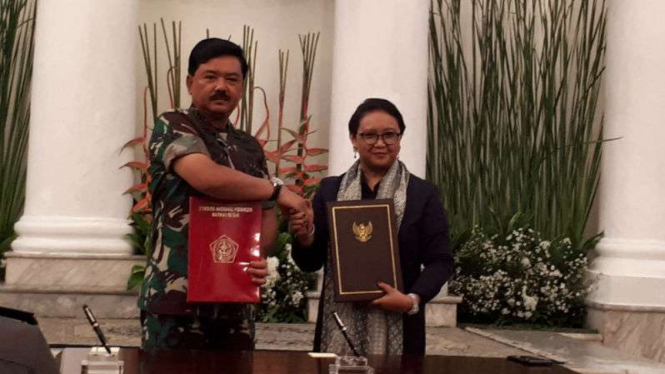 Panglima TNI Marsekal Hadi Tjahjanto dan Menlu Retno Marsudi