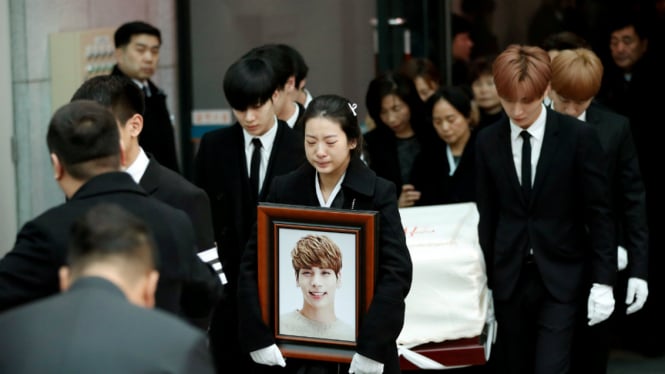 Personel SHINee dan Super Junior di pemakaman Jonghyun di Seoul, Korea Selatan, Kamis, 21 Desember 2017.