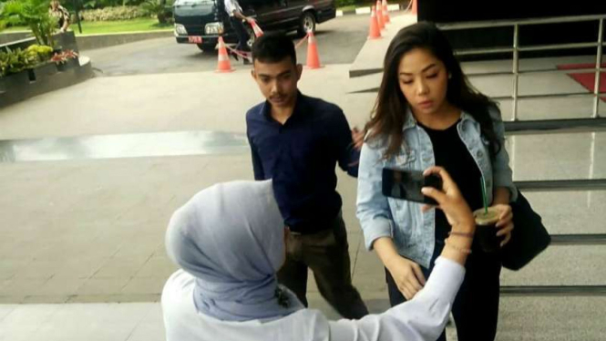 Anak perempuan Setya Novanto, Dwina Michaella, penuhi panggilan KPK.