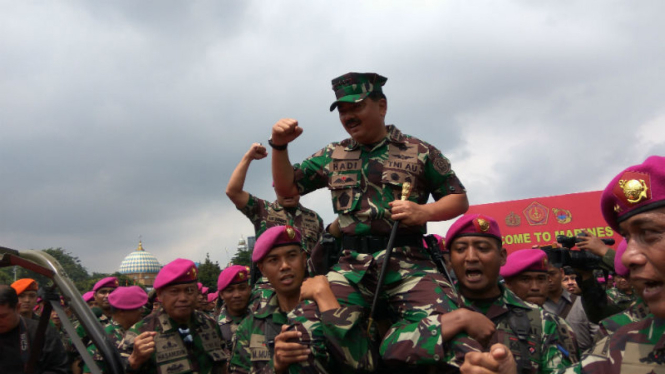 Panglima TNI Marsekal Hadi Tjahjanto di markas Marinir