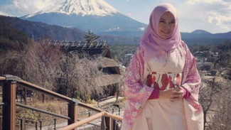 Trik Memilih Baju Muslim Agar Tampak Lebih Muda ala Eksanti