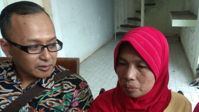 Ita Diana, warga yang menjual ginjal untuk bayar utang dan penasihat hukumnya