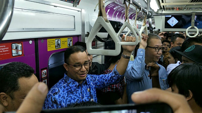 Gubernur DKI Jakarta, Anies Baswedan naik kereta dari Stasiun Kebayoran