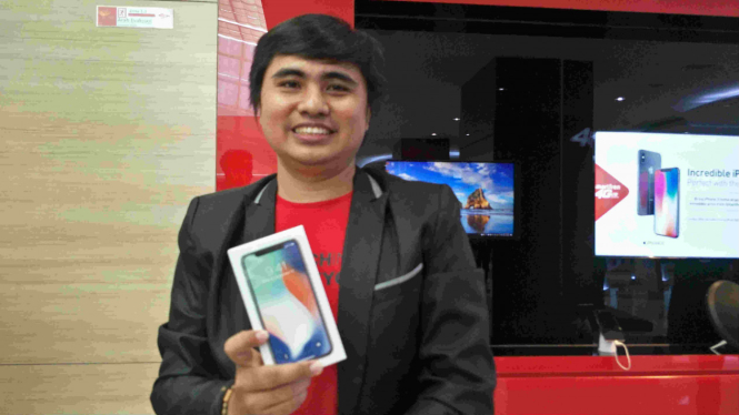 Sofyan Hadi, pembeli iPhone X pertama di Indonesia.