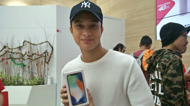 Pembeli kedua iPhone X di Indonesia.