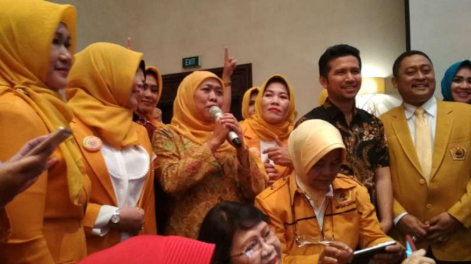 Khofifah Indar Parawansa dan Emil Dardak dalam acara MKGR Jatim di Surabaya, Jawa Timur, pada Jumat, 22 Desember 2017.