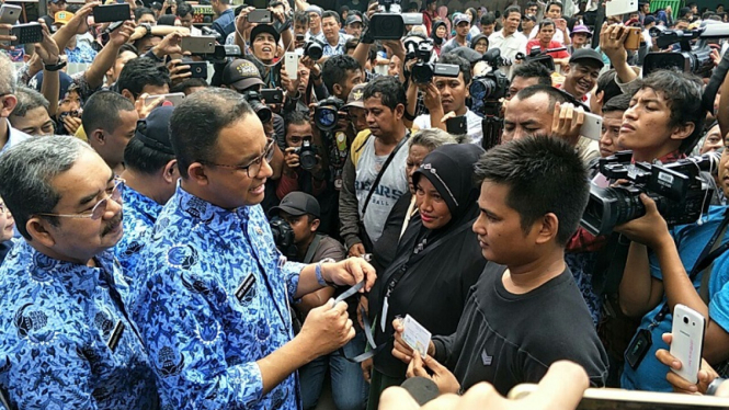 Gubernur DKI Jakarta Anies Baswedan bersama PKL Tanah Abang