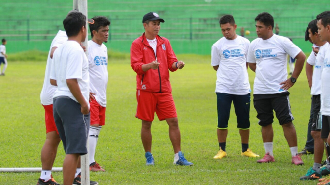 Pelatih Arema FC, Joko Susilo (merah)