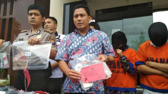 Polisi menunjukkan tersangka dan barang bukti tarian telanjang dan jasa seksual rumah karaoke di Markas Polda Jatim, Surabaya, pada Jumat, 22 Desember 2017.
