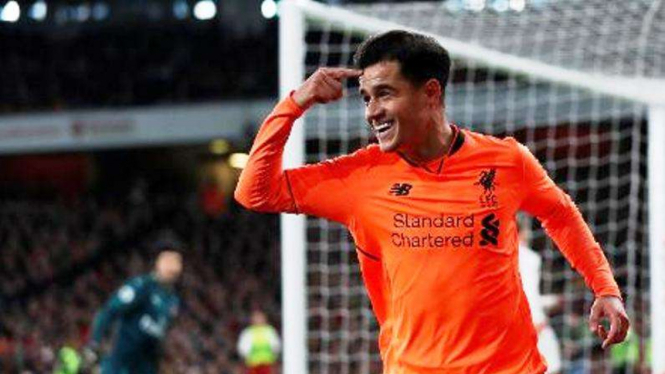 Philippe Coutinho bobol gawang Arsenal.