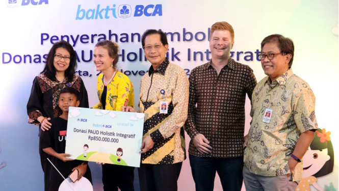 Presiden Direktur BCA Jahja Setiaatmadja (tengah) secara simbolis menyerahkan donasi  senilai Rp850 juta kepada Deputy Representative UNICEF Lauren Rumble (kedua kiri)