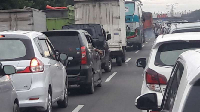 Akibat contraflow, arus kendaraan menuju Tol Cikarang Utama padat.