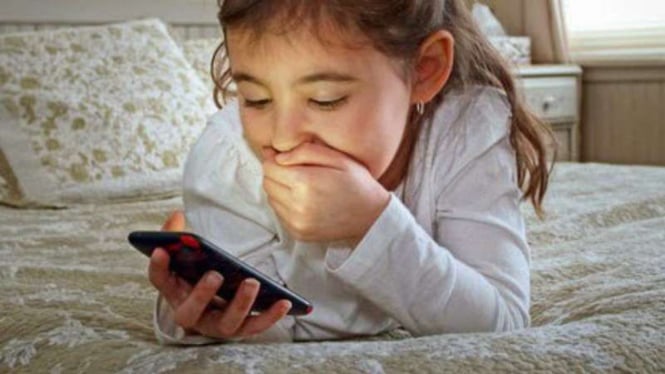 Ilustrasu anak mengakses internet di smartphone.