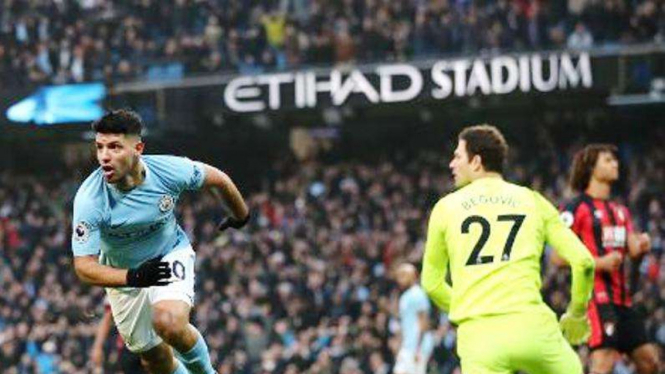 Sergio Aguero mencetak gol untuk Manchester City.