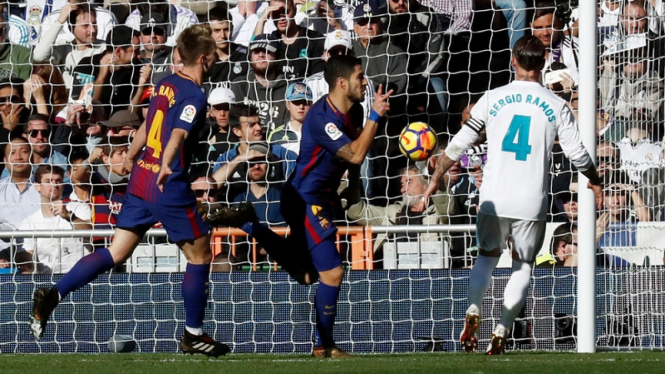 Striker Barcelona, Luis Suarez cetak gol ke gawang Real Madrid