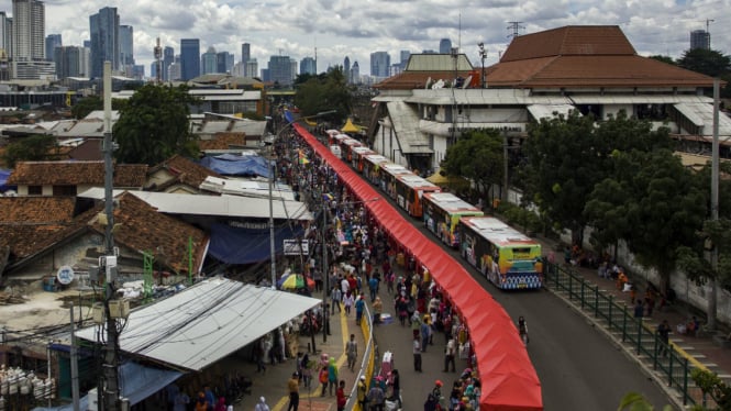 Sejumlah tenda pedagang kaki lima (PKL) berdiri di Jalan Jati Baru Raya, Tanah Abang, Jakarta.