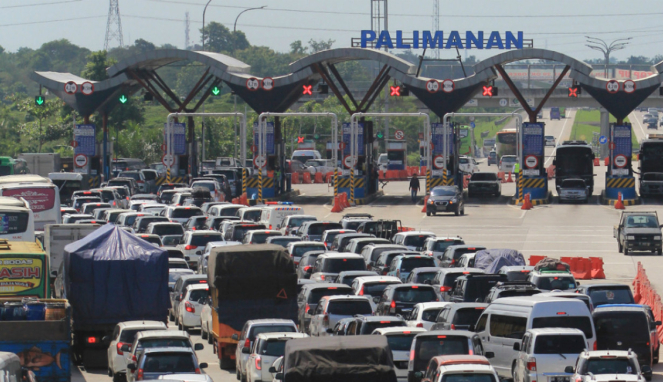 Antrean kendaraan menuju Jakarta menumpuk di pintu Tol Cipali, Palimanan, Cirebon, Jawa Barat, Sabtu (23/12).