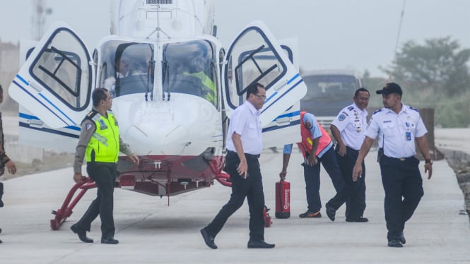 Menteri Perhubungan Budi Karya Sumadi (tengah) didampingi petugas Polisi setempat meninjau arus mudik Natal dan Tahun Baru di Kabupaten Pemalang, Jawa Tengah, Minggu (24/12).