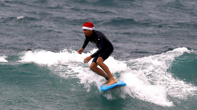 Peselancar merayakan Natal di Pantai Bondi di Sydney